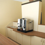 Referenzbild_Cafeeinrichtung_Theke_mit_Rueckbuffet
